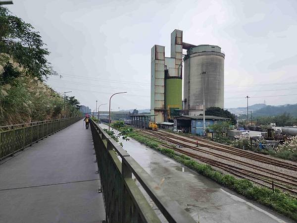 一秒跨越新北市、基隆市的五堵台鐵舊隧道自行車道