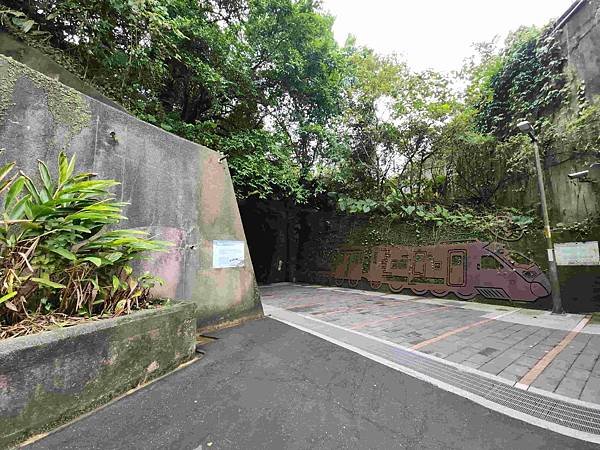 一秒跨越新北市、基隆市的五堵台鐵舊隧道自行車道