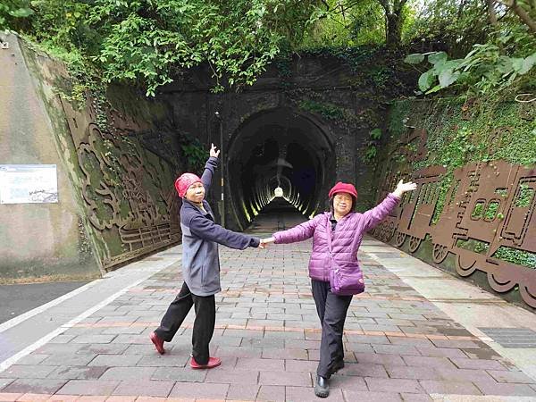 一秒跨越新北市、基隆市的五堵台鐵舊隧道自行車道