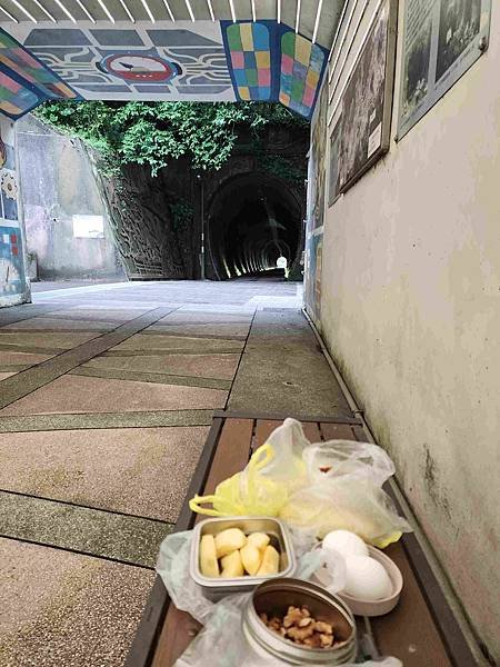 一秒跨越新北市、基隆市的五堵台鐵舊隧道自行車道