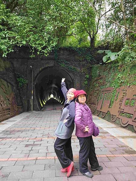 一秒跨越新北市、基隆市的五堵台鐵舊隧道自行車道