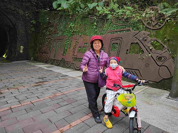 一秒跨越新北市、基隆市的五堵台鐵舊隧道自行車道