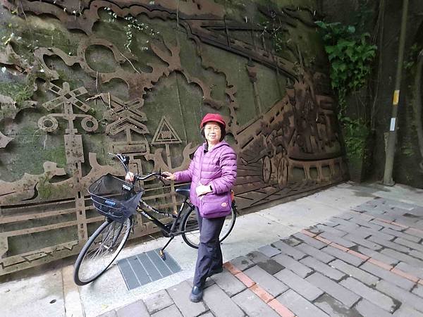 一秒跨越新北市、基隆市的五堵台鐵舊隧道自行車道