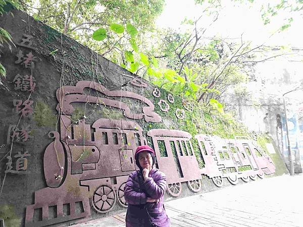 一秒跨越新北市、基隆市的五堵台鐵舊隧道自行車道