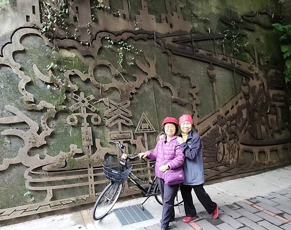 一秒跨越新北市、基隆市的五堵台鐵舊隧道自行車道