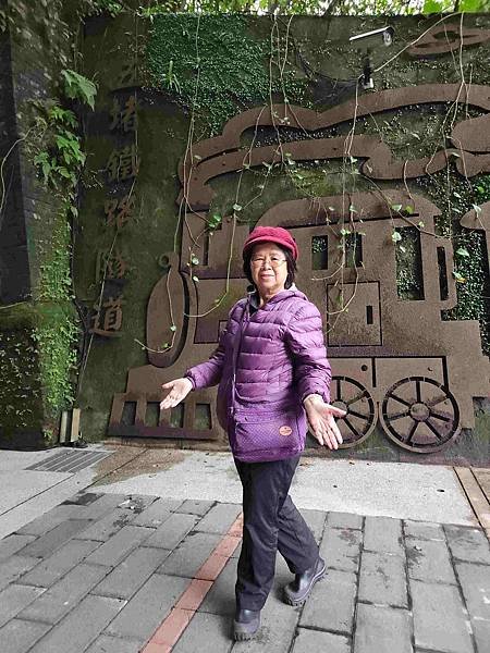 一秒跨越新北市、基隆市的五堵台鐵舊隧道自行車道