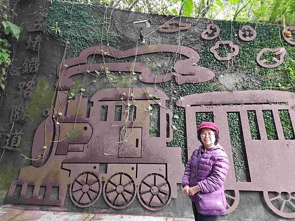 一秒跨越新北市、基隆市的五堵台鐵舊隧道自行車道