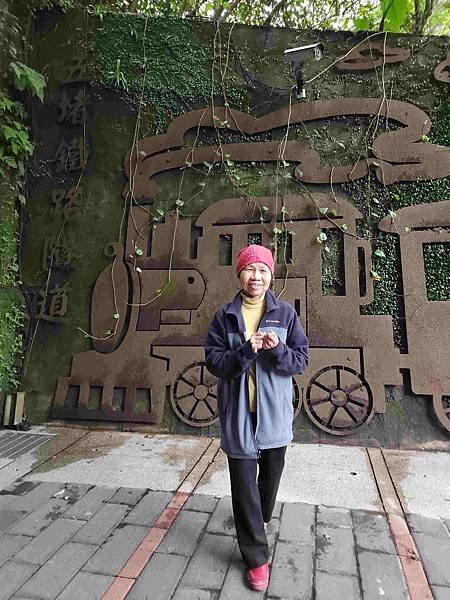 一秒跨越新北市、基隆市的五堵台鐵舊隧道自行車道
