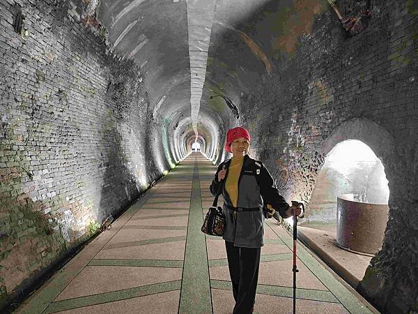 一秒跨越新北市、基隆市的五堵台鐵舊隧道自行車道