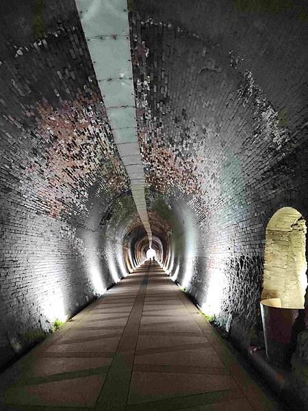 一秒跨越新北市、基隆市的五堵台鐵舊隧道自行車道