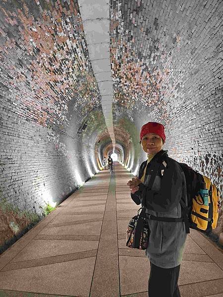 一秒跨越新北市、基隆市的五堵台鐵舊隧道自行車道