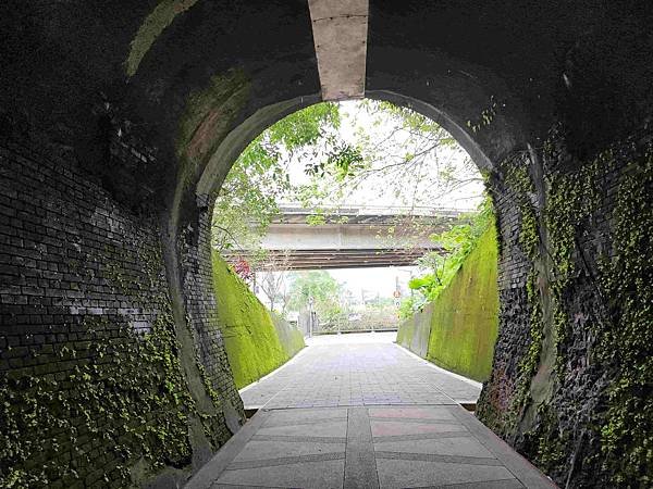 一秒跨越新北市、基隆市的五堵台鐵舊隧道自行車道