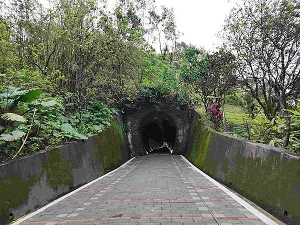 一秒跨越新北市、基隆市的五堵台鐵舊隧道自行車道