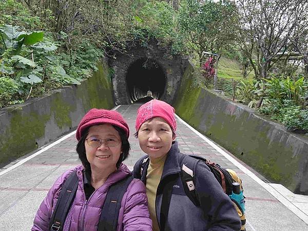 一秒跨越新北市、基隆市的五堵台鐵舊隧道自行車道