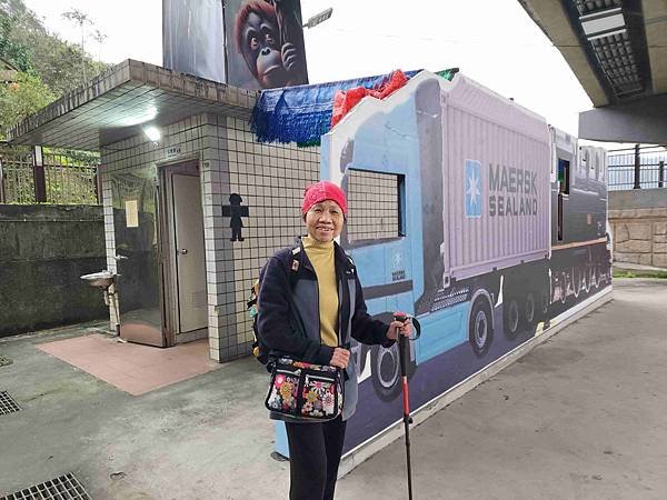 一秒跨越新北市、基隆市的五堵台鐵舊隧道自行車道
