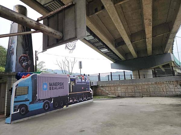 一秒跨越新北市、基隆市的五堵台鐵舊隧道自行車道