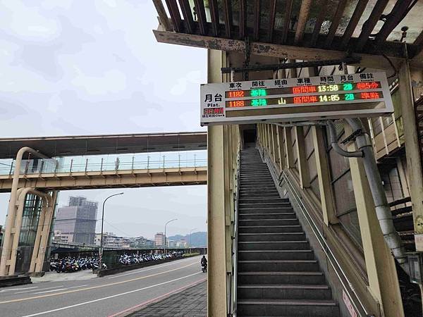 一秒跨越新北市、基隆市的五堵台鐵舊隧道自行車道