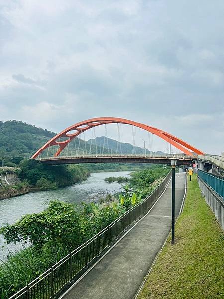 一秒跨越新北市、基隆市的五堵台鐵舊隧道自行車道