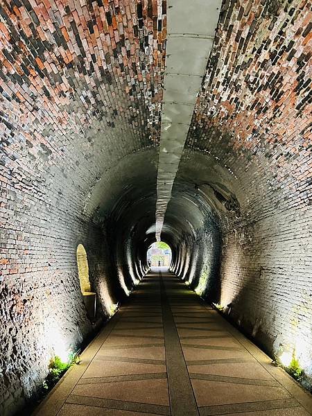 一秒跨越新北市、基隆市的五堵台鐵舊隧道自行車道