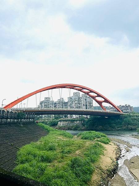 一秒跨越新北市、基隆市的五堵台鐵舊隧道自行車道