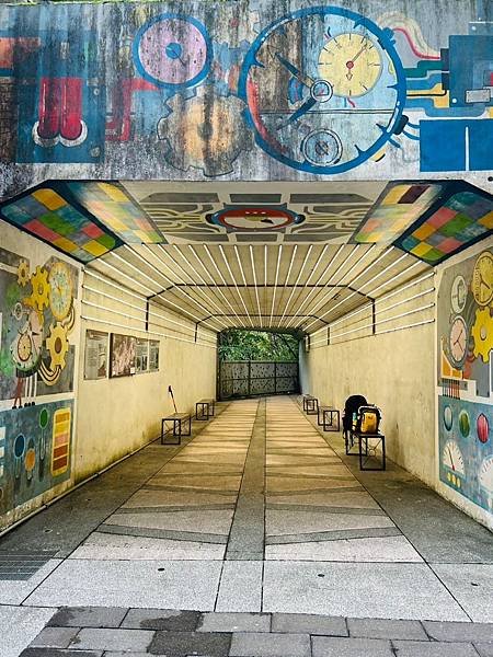 一秒跨越新北市、基隆市的五堵台鐵舊隧道自行車道
