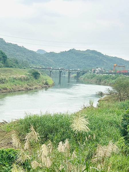 一秒跨越新北市、基隆市的五堵台鐵舊隧道自行車道