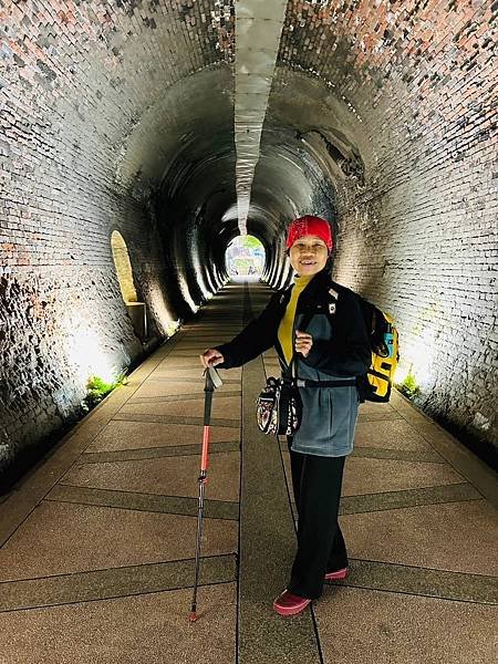 一秒跨越新北市、基隆市的五堵台鐵舊隧道自行車道