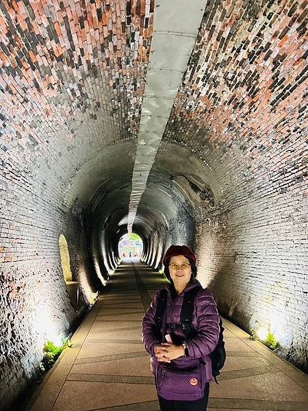 一秒跨越新北市、基隆市的五堵台鐵舊隧道自行車道
