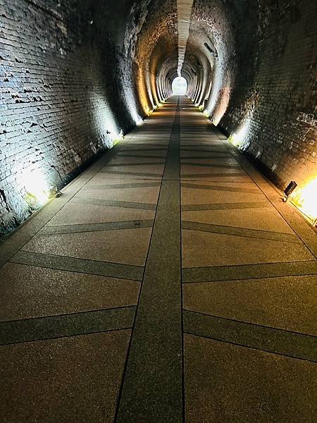 一秒跨越新北市、基隆市的五堵台鐵舊隧道自行車道