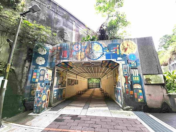 一秒跨越新北市、基隆市的五堵台鐵舊隧道自行車道