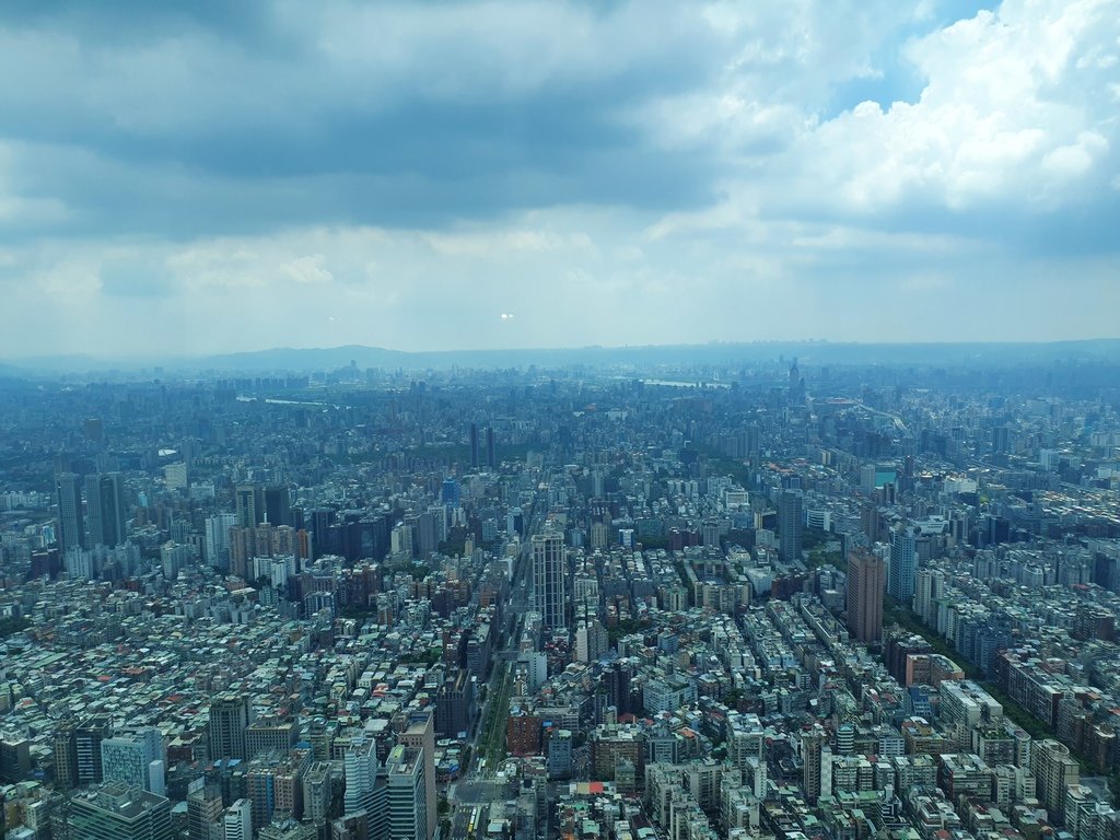 在觀景樓層鳥瞰台北市