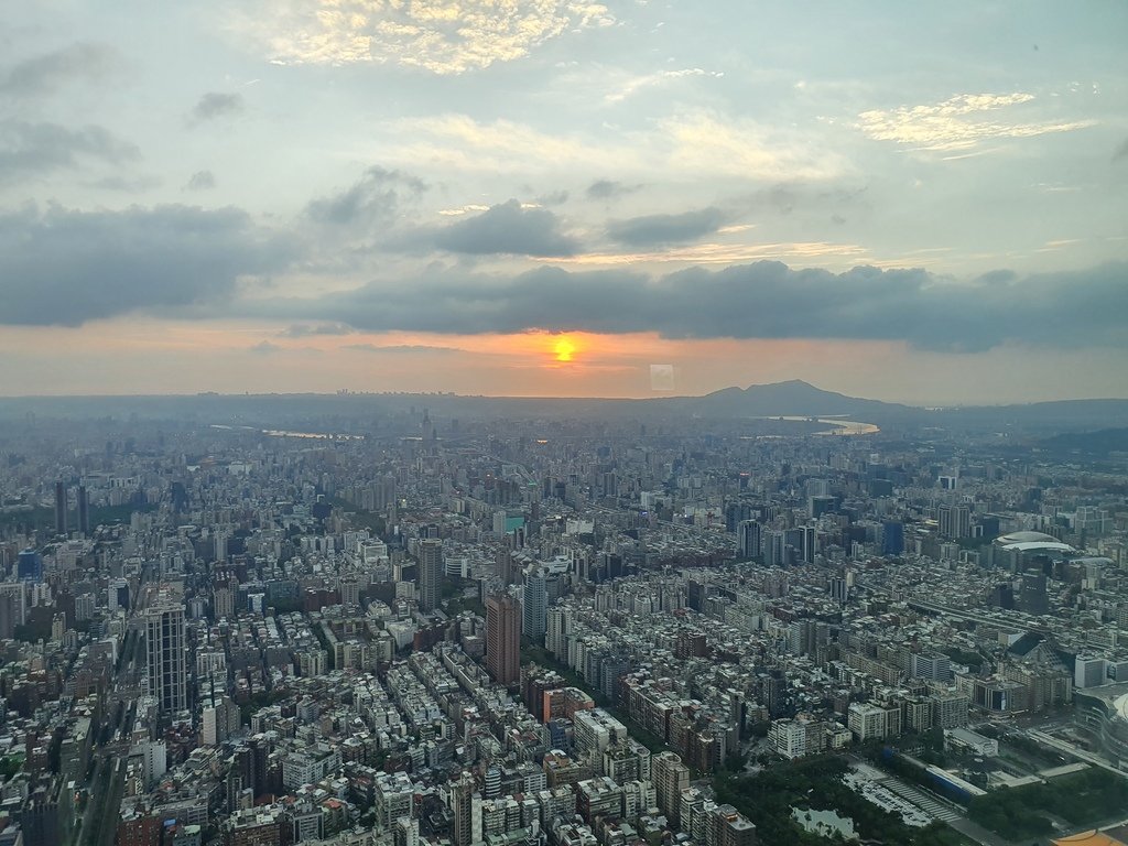 在台北101觀景台待到夕陽，可惜天空不作美