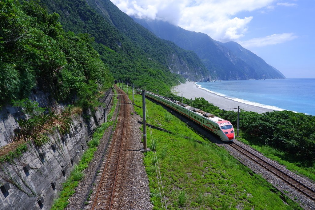 拍攝清水斷涯+火車(普悠瑪號)