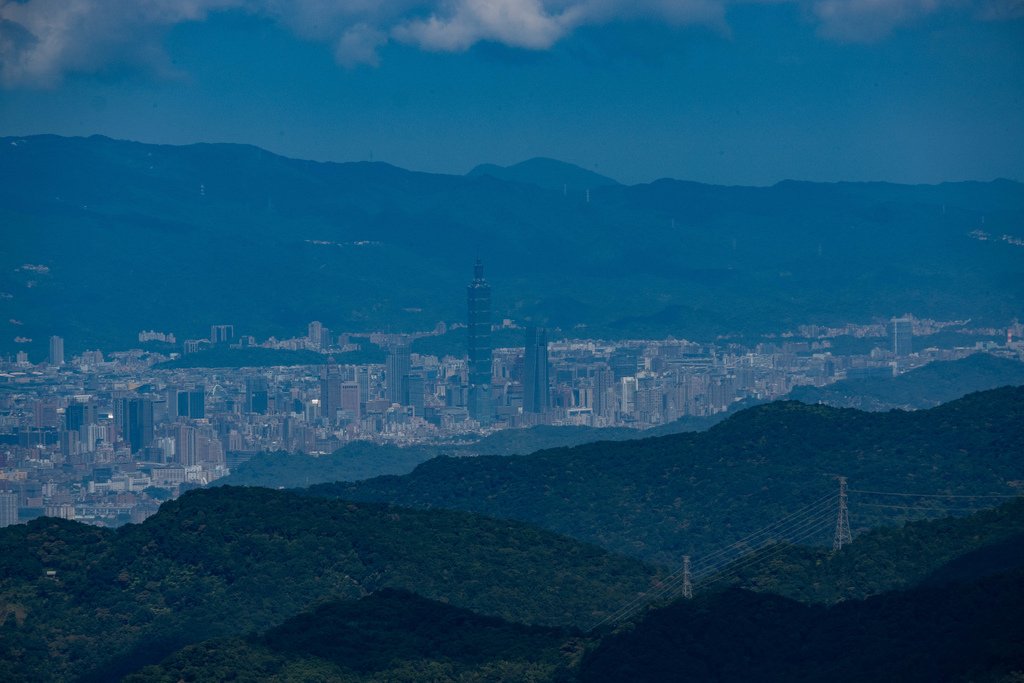 爬上東眼山三角點1212公尺-東眼山遠眺 台北101大樓