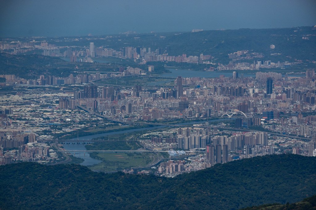 爬上東眼山三角點1212公尺-東眼山遠眺 台北盆地