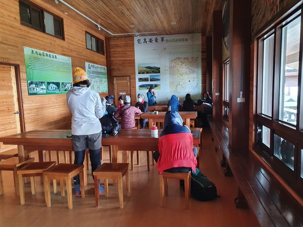 登山客們正悠閒吃著早午餐