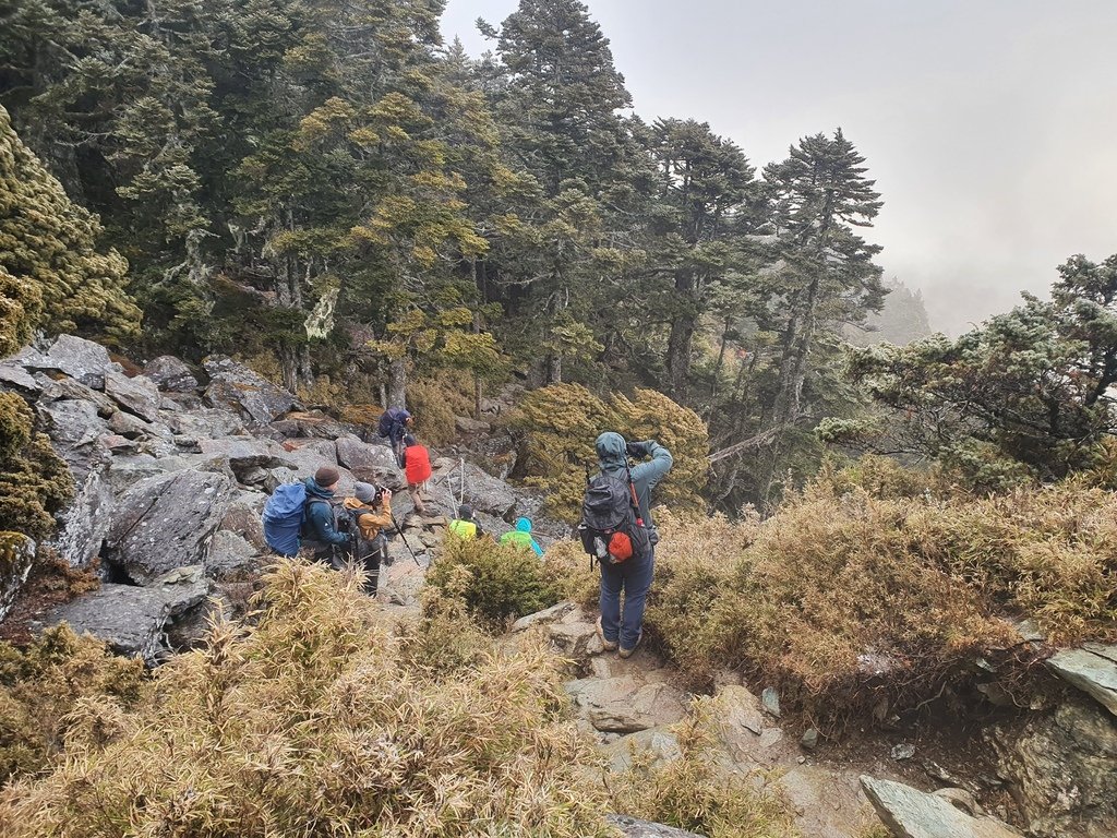 在轉個彎就抵達嘉明湖避難山屋~但卻被眼前的美景停留了一下