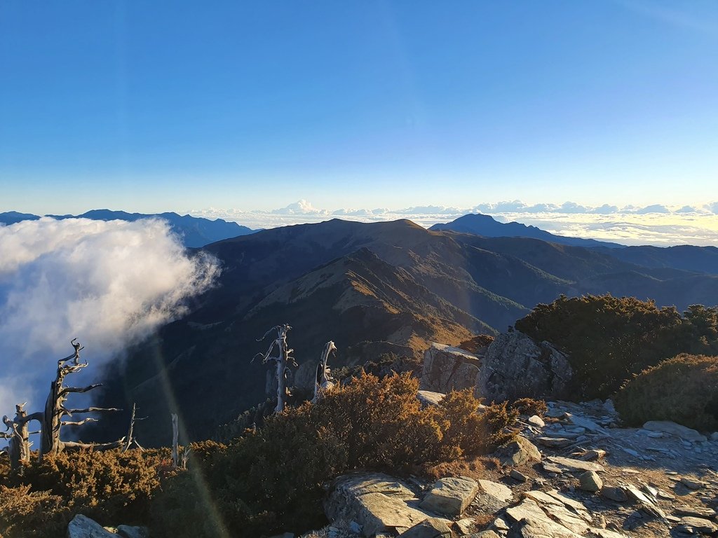 向陽山~下山，赫然發現...原來我們摸黑上山的道路是如此壯麗