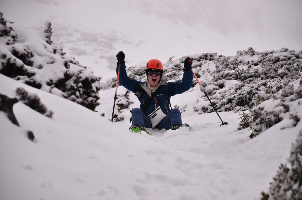 雪山圈谷~雪~下山太累...只要用溜滑梯方式下山，超冰的