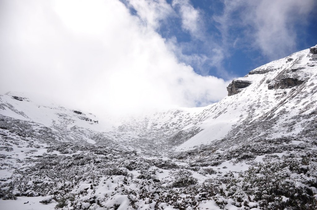 雪山圈谷~在雪季只剩黑色與白色