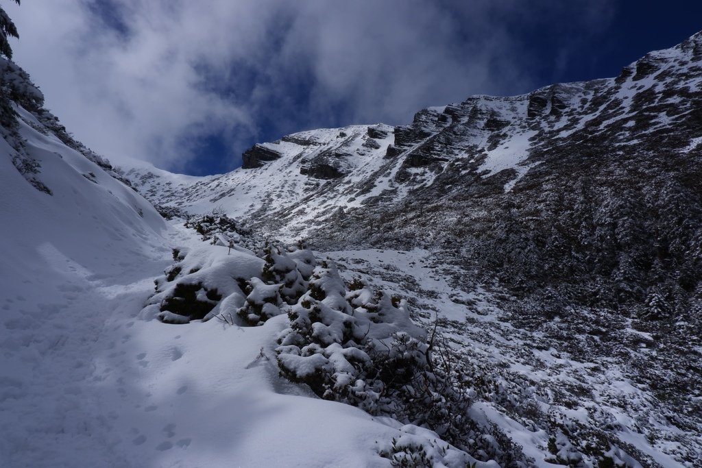 離開雪山黑森林後映入眼簾的雪景雪山圈谷令人震撼人心!!