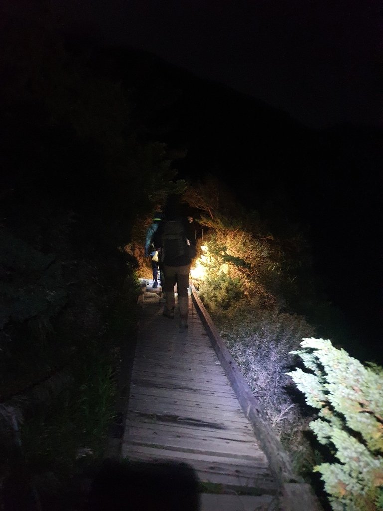 摸黑出發開著頭燈跟著乃文領隊走上玉山主峰