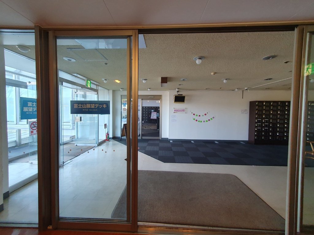 富士山駅，百貨大樓樓上6樓頂樓有一個展望台可鳥瞰富士山