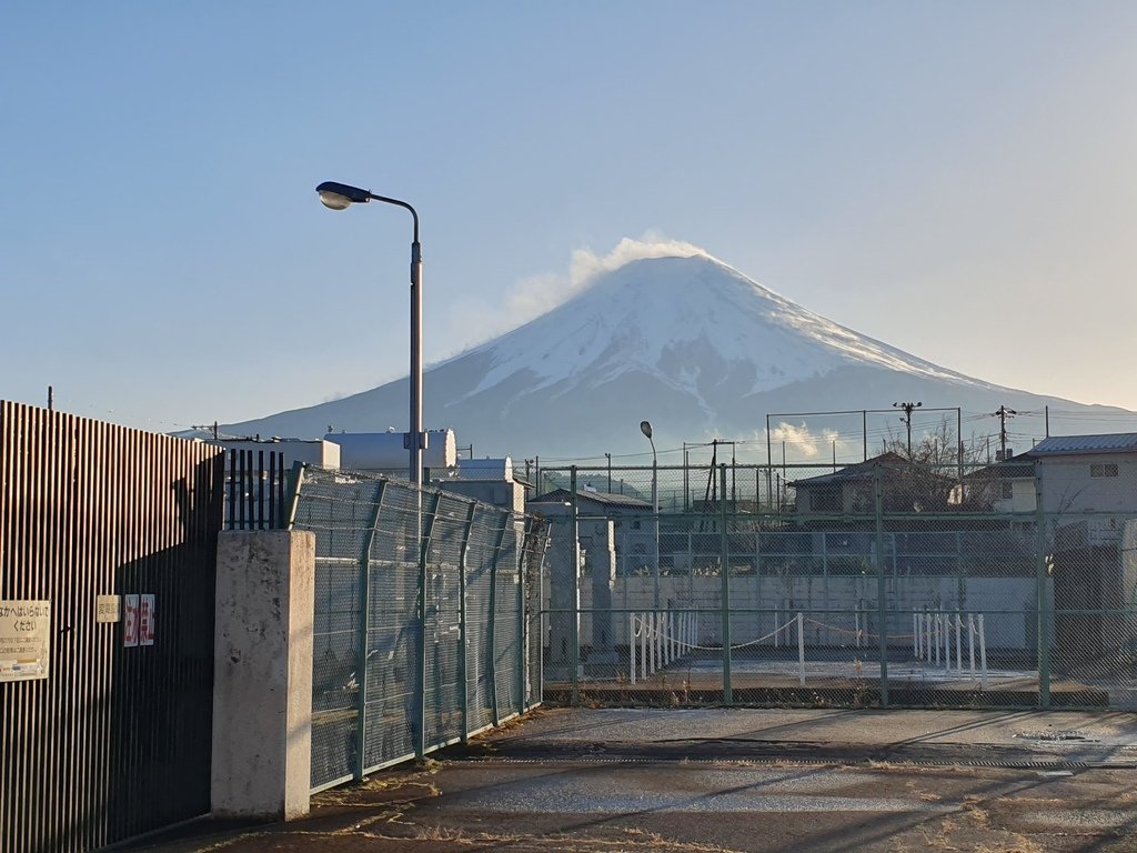 騎著腳踏車下午天空放晴了~富士山山頂居然冒煙了~代表雪融化了一些些