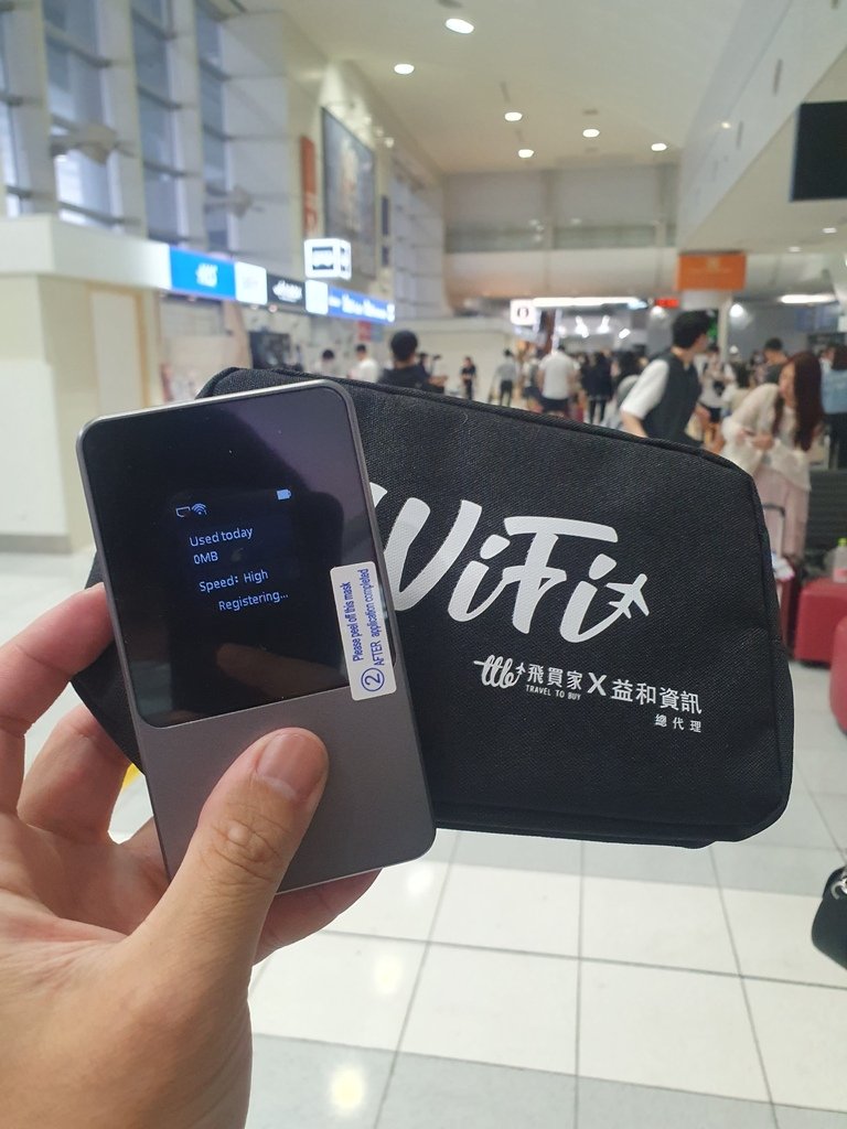 這是我跟老媽到九州福岡機場~立馬啟用飛買家Wifi機器~此型號為「飛買家-日本WIFI小灰機」