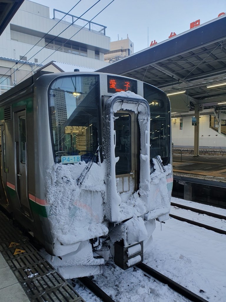 仙台火車站的火車頭滿滿的雪