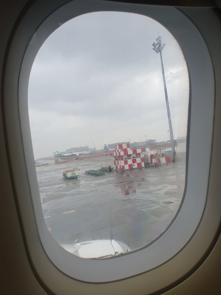 從桃園國際機場起飛的飛機外面正下著大雨希望去仙台國際機場時是沒下雨的~
