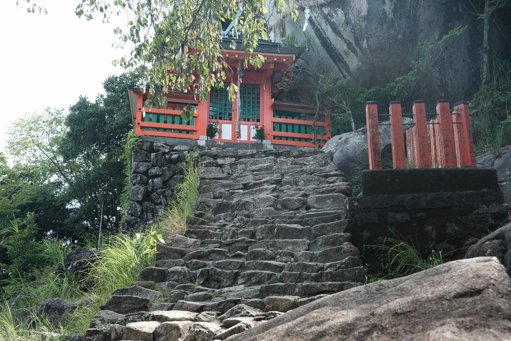 位於日本新宮市的神社-神倉神社位於日本新宮市的神社-神倉神社，走上石頭上坡可以眺望新宮市的遼闊大海