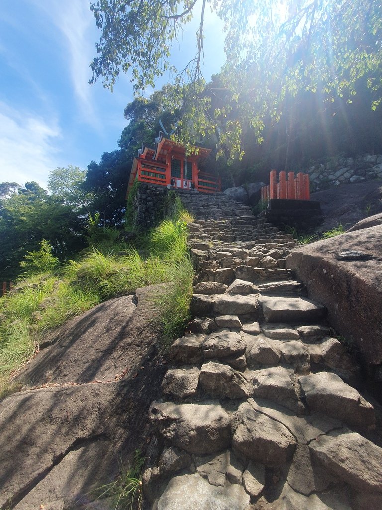 爬上最後的石階樓梯就可以參拜《神倉神社》