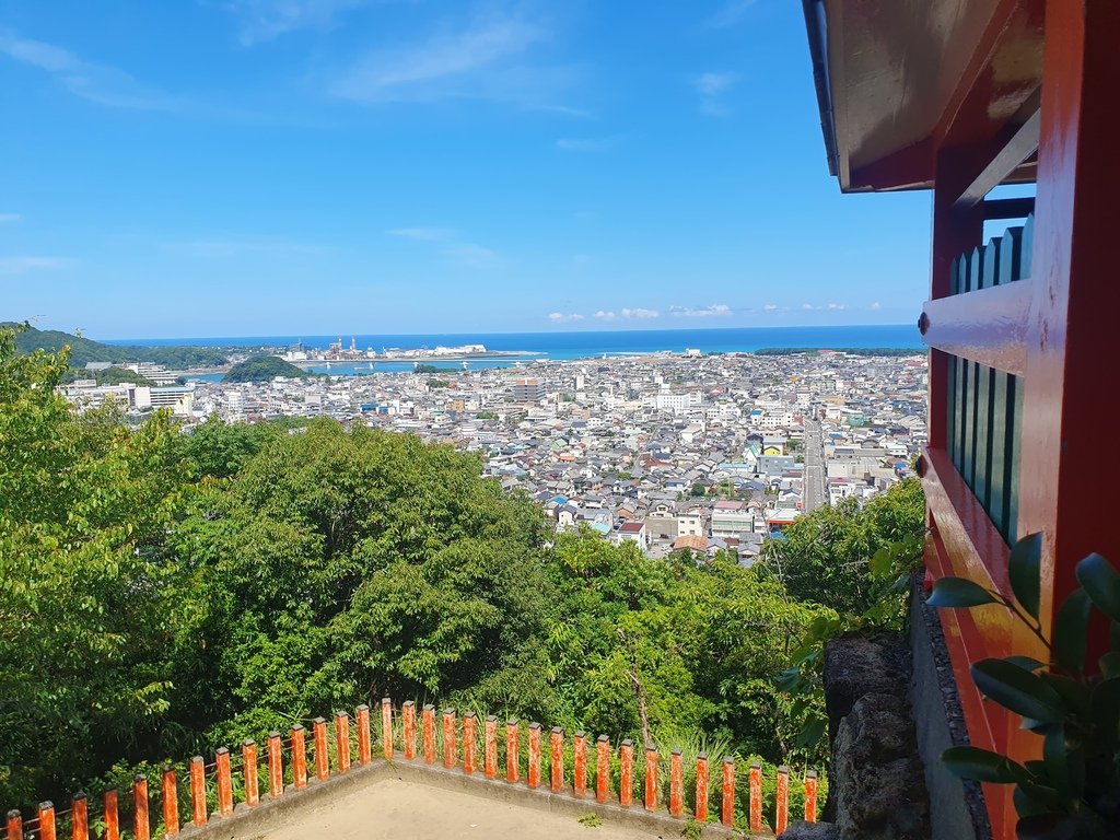 爬上石頭階梯眺望美景就在《神倉神社》